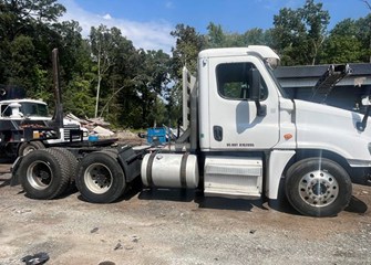 2013 Freightliner Cascadia SemiTractor Truck